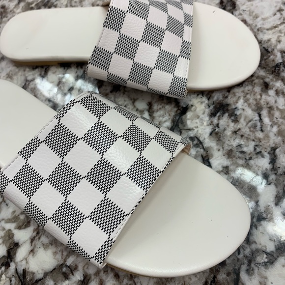 White and Grey Printed Womens Checkered Sandal Slides - Picture 2 of 3